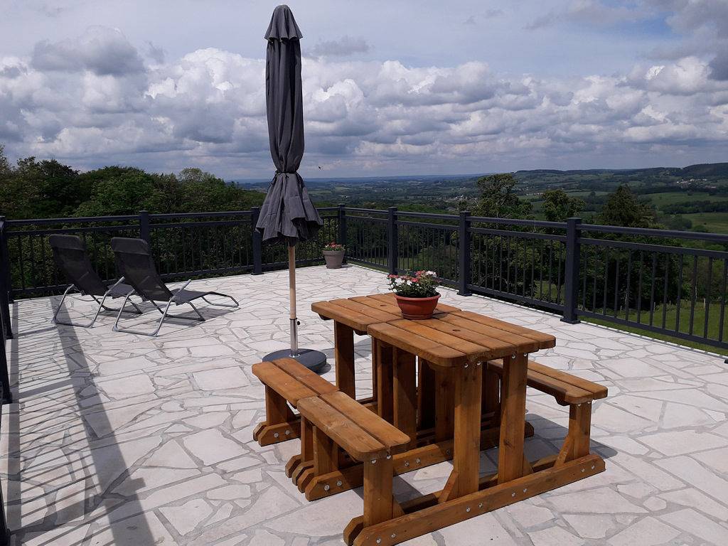 Domaine de Gravillot : gîte la Roche du Gravillot in Parc naturel régional du Morvan