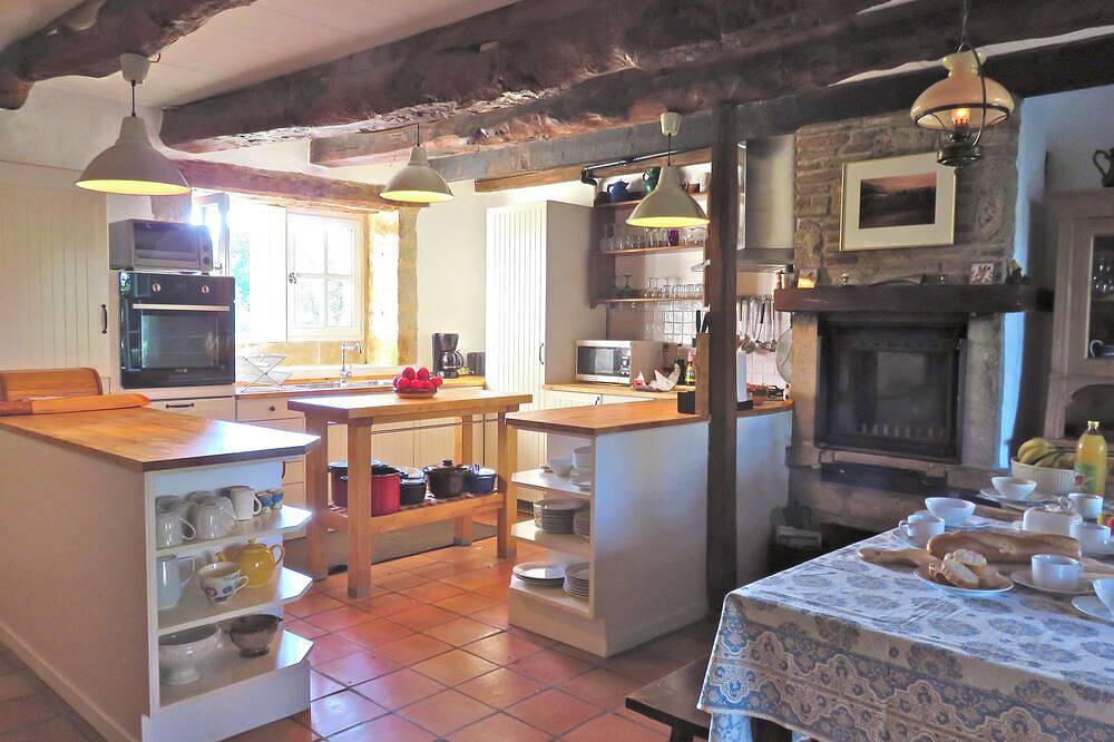 Ferme en pierre adaptée aux enfants et aux animaux avec piscine privée sur 2 hectares in Caylus, Quercy