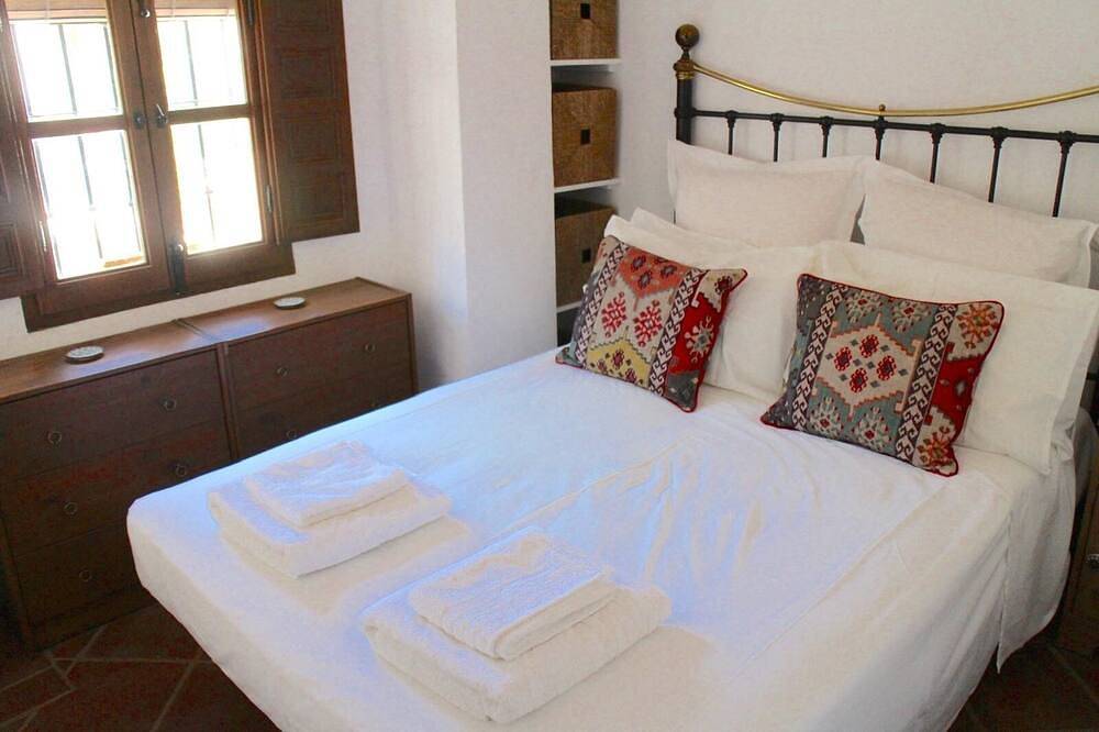 Traditionelles Bergdorfhaus, privater Pool, Wifi und weitläufige Aussicht in Fuente del Conde, Iznájar