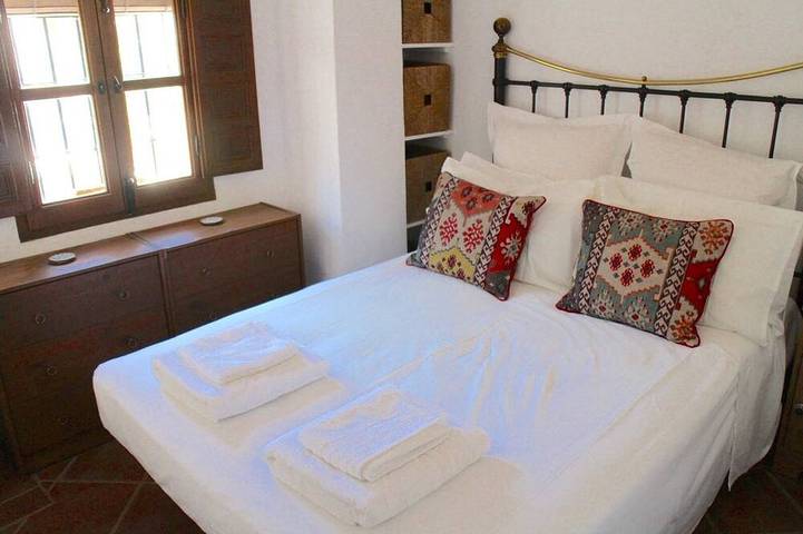 Traditionelles Bergdorfhaus, privater Pool, WiFi und weitläufige Aussicht in Fuente del Conde, Iznájar