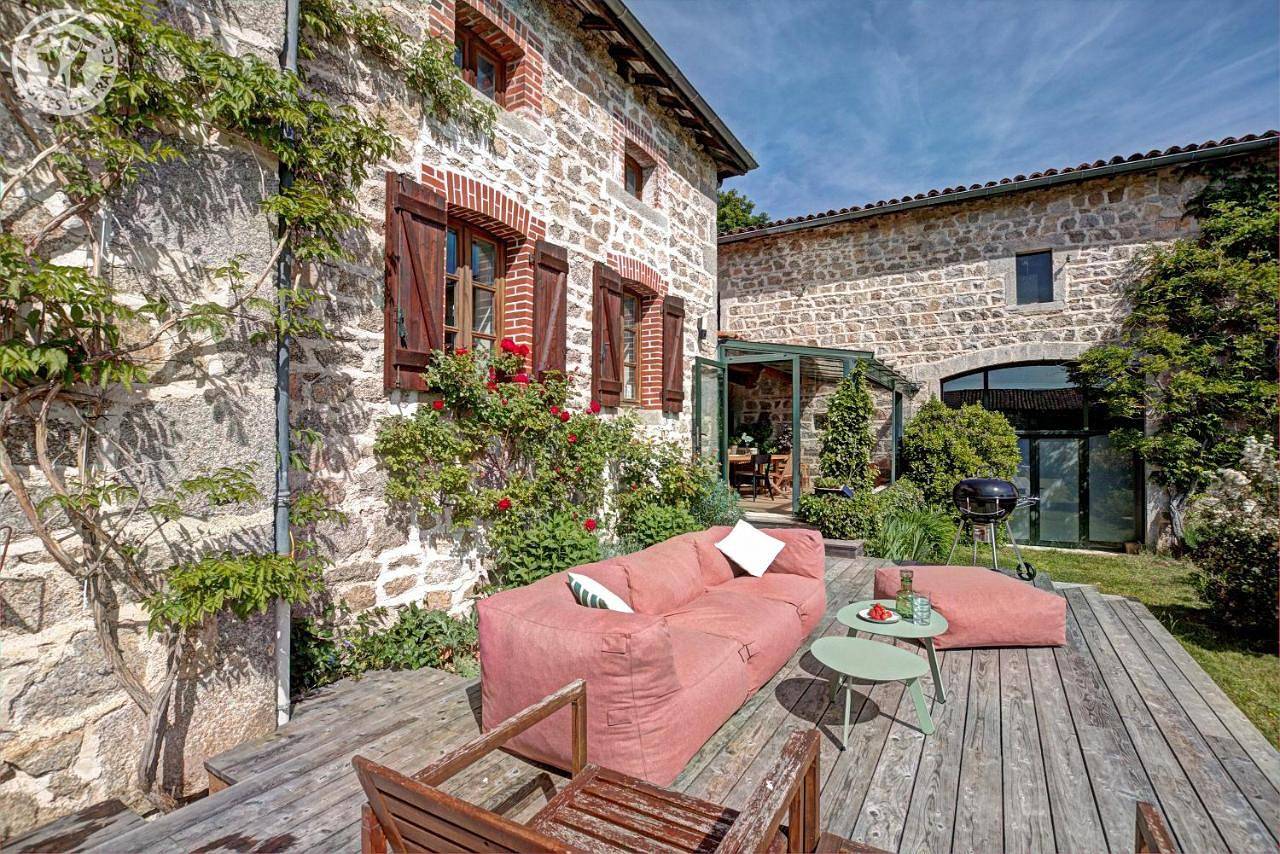 Charmante maison de famille au calme, 5 chambres, jacuzzi in Les Salles, Montbrison