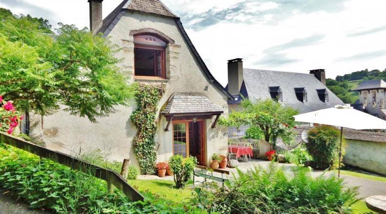 Four-Bedroom House in Jarrett, Hautes-Pyrénées