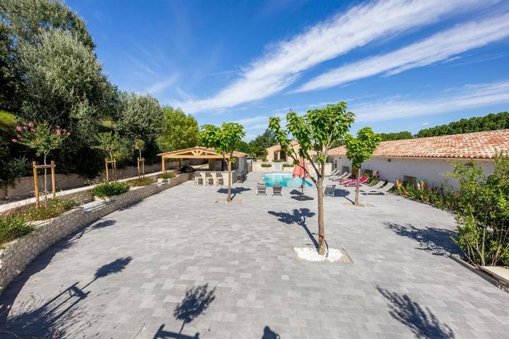 Location de vacances pour 9 personnes, avec piscine et jardin, animaux acceptés à Céreste - 2