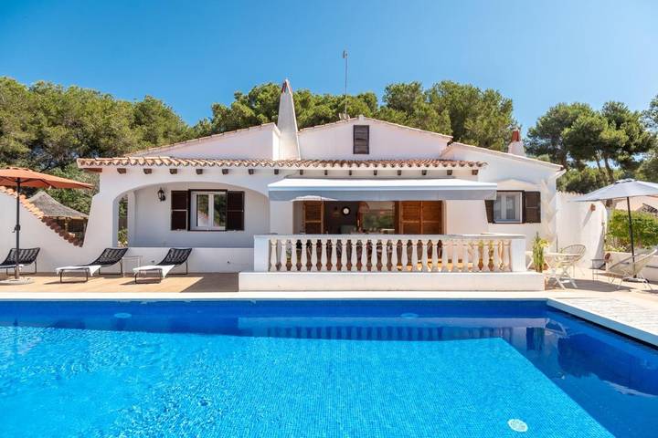 Casa de vacaciones para 6 personas, con jardín y piscina en Menorca