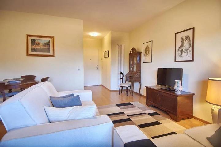 Appartamento per 4 persone, con Balcone e Idromassaggio nonché Terrazza e Giardino a Bastia Umbra
