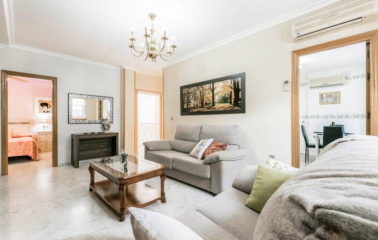 Apartamento vacacional entero, Acogedor Apartamento con WiFi y AC | Cerca de Restaurantes y Río in Central Seville, Sevilla