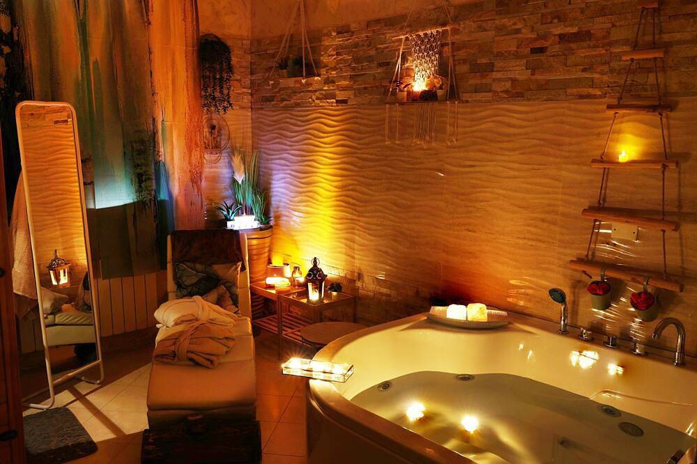 Entire apartment, Suite Haven In Venice With Private Spa in Venice, Venice Province