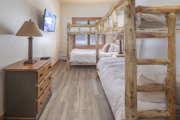 Vacation rental for 6 people, with hot tub and yard as well as balcony in Keystone