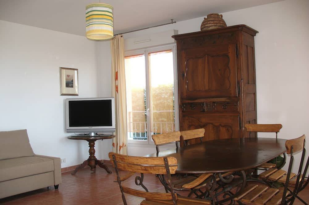 Appartement entier, Appartement 2 pièces + Terrasse avec vue mer panoramique sur la Baie des Anges in Biot, Côte méditerranéenne (France)