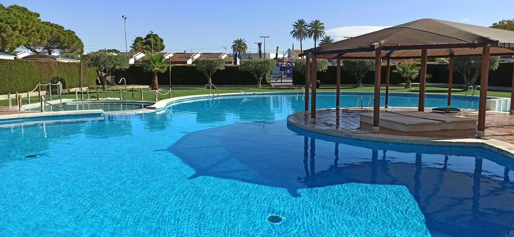 Camping para 6 personas, con jardín además de piscina y vistas - 1