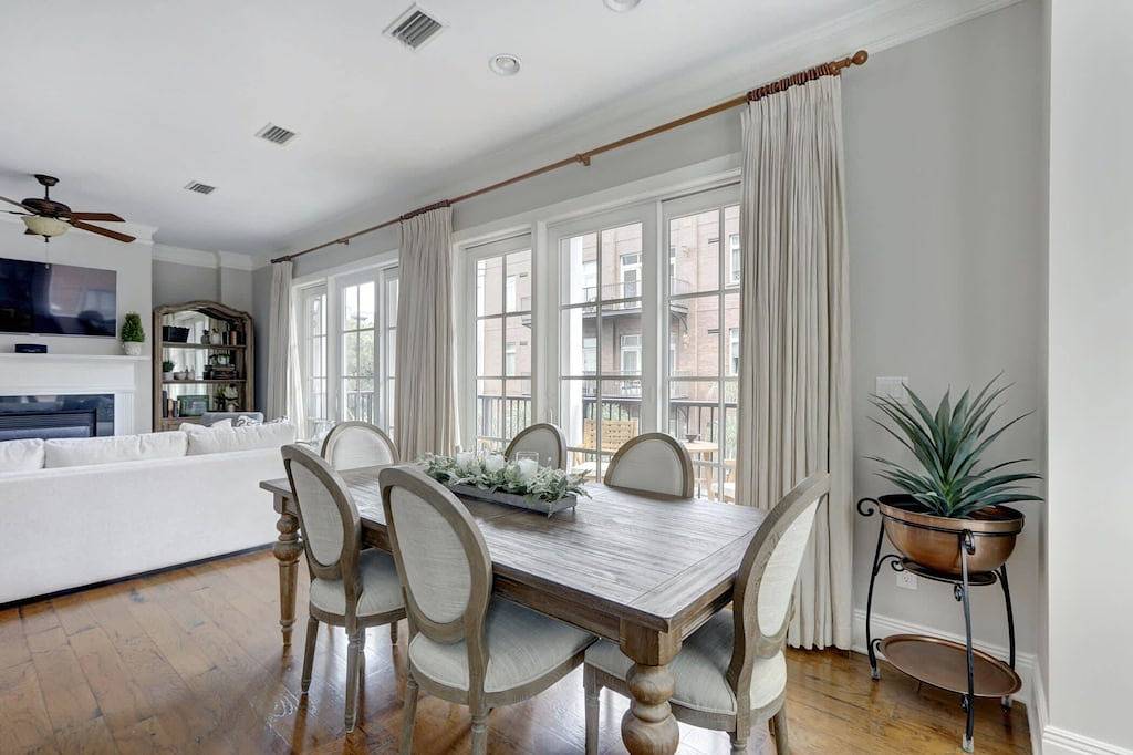 Ganze Wohnung, Luxury Bay Street Condo featuring Dual King Suites in Savannah, Chatham County