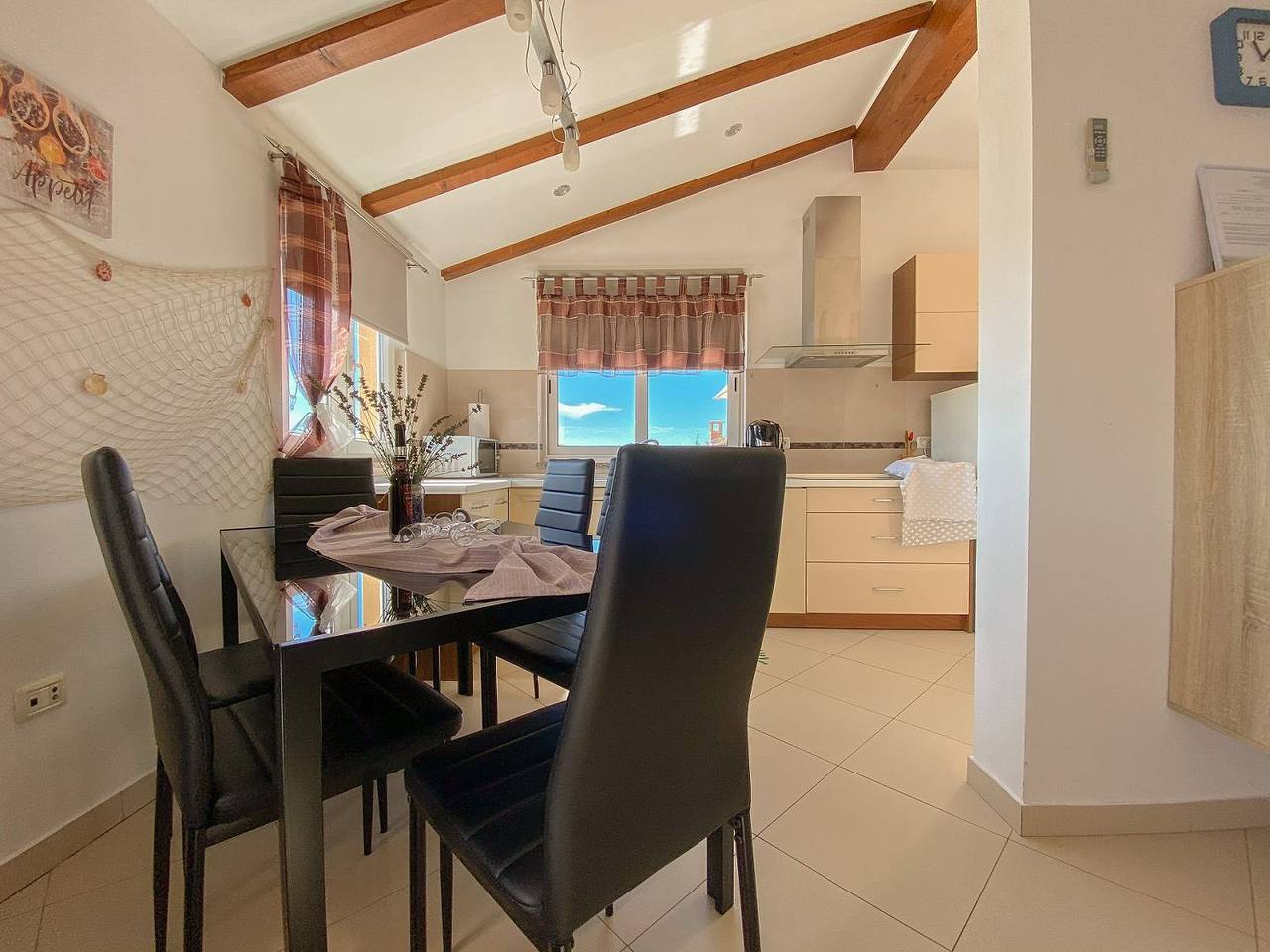 Cały apartament, Helles Apartment nur 120 Meter zum Strand mit Meerblick, Liegen, Klima, Wifi in Novigrad, Umag i okolice