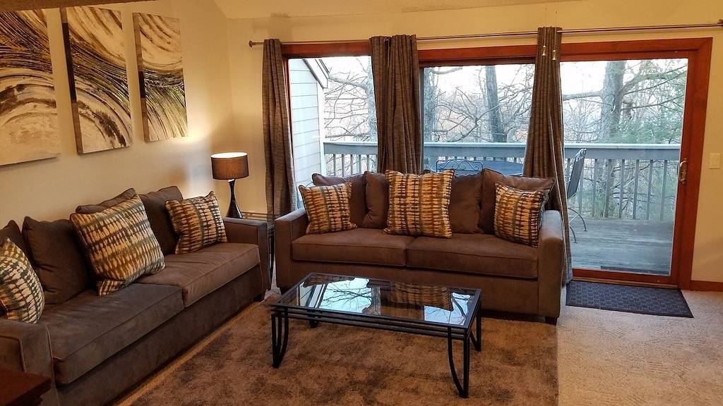 Ganze Wohnung, Seltene 3B / 2B Mountain Top Condo zu Fuß zu den Pisten und Restaurants! Pistenansichten! in Wintergreen, Nelson County