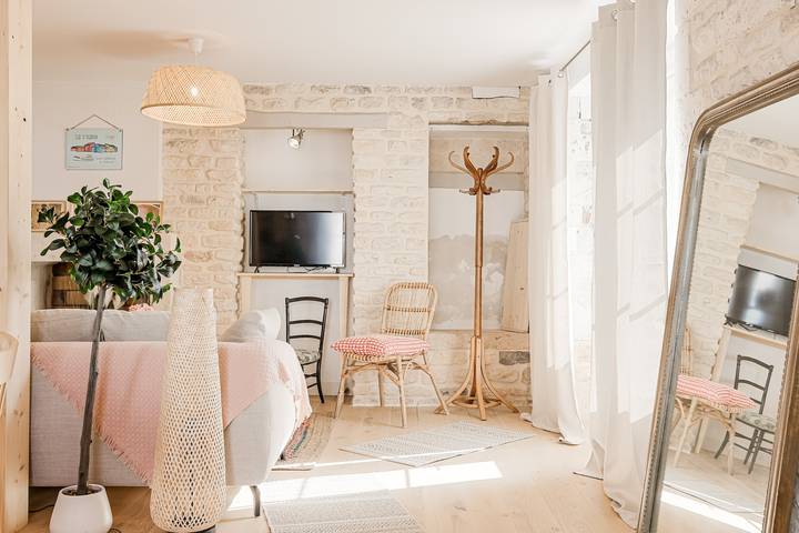 Maison de vacances 'Charmante Maison Pierre À Ors' avec terrasse privée in Le Château-d'Oléron, Côte de Beauté