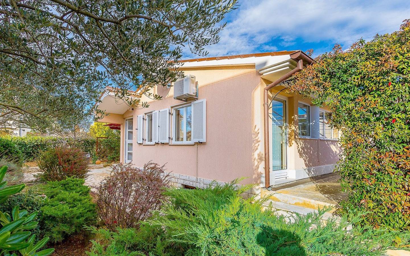 Feines günstiges Ferienhaus mit toller Terrasse in Pula-Medulin, Pula