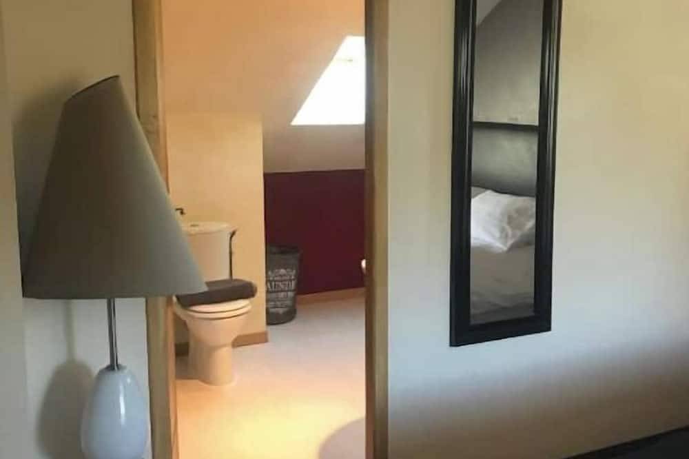 Peaceful, comfortable retreat with pool in Montcléra, Quercy