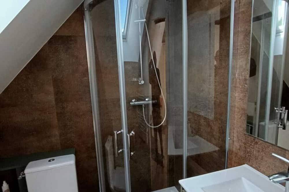 Ganze Wohnung, Cozy apartment for 6 people with a large terrace, 15 minutes from the ocean; pets allowed in Merlevenez, Côte des Mégalithes