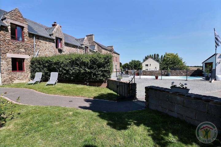 Gîte pour 8 personnes, avec jardin ainsi que piscine et terrasse en Bretagne - 2
