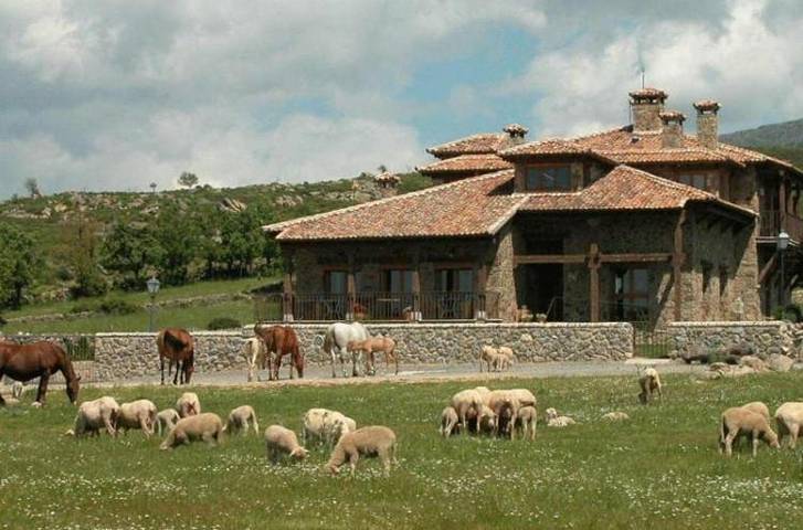 Casa rural para 15 personas, con Balcón y Piscina en Gargantilla del Lozoya y Pinilla de Buitrago - 3