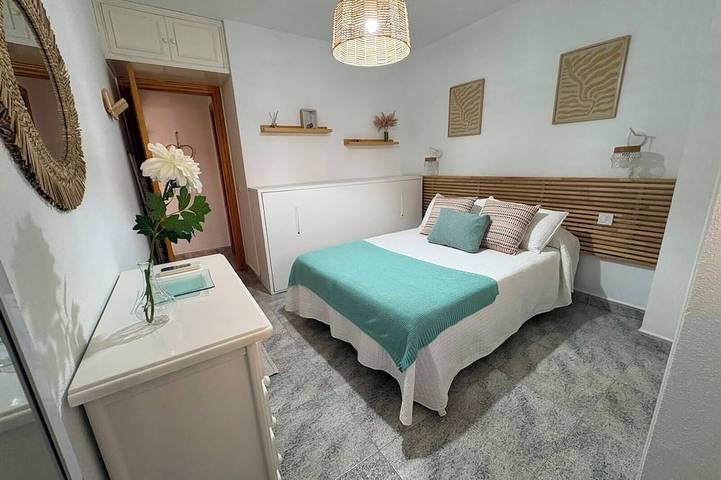 Ganze Wohnung, Playamar Retamar, is in first line of beach, urbanization with swimming pool. in Retamar, Almería