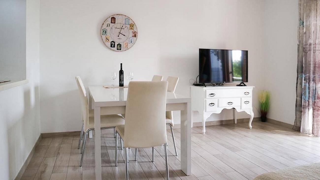 Ganze Wohnung, 2-Zimmer-Ferienwohnung mit Terrasse und Meerblick Omis A-22684-a in Omis, Split-Dalmatien