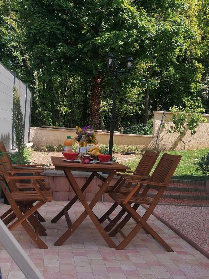 Gîte pour 3 personnes, avec terrasse ainsi que jacuzzi et piscine à Laveyron - 2