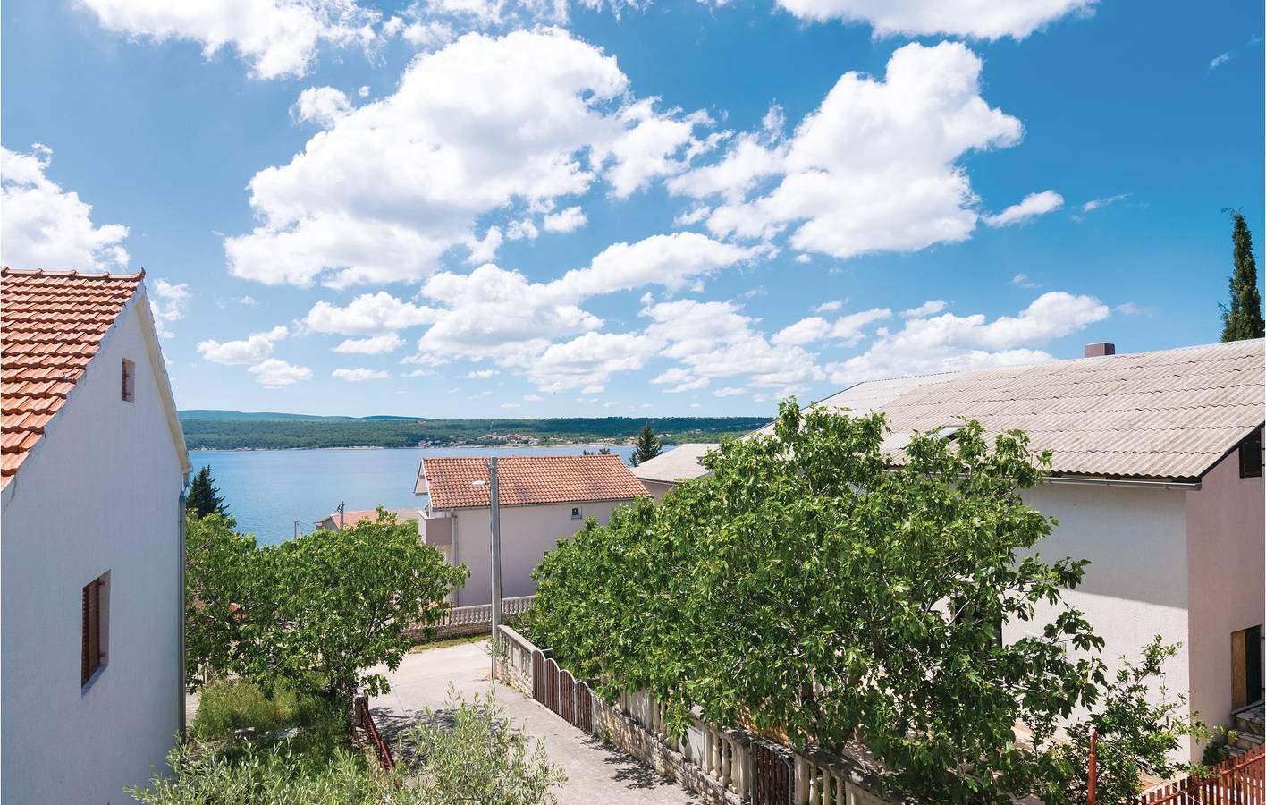 Ganze Ferienwohnung, Gemütliche Wohnung mit Terrasse, WLAN und Parkplatz, 1,5 km bis zur Küste in Donji Karin, Zadar
