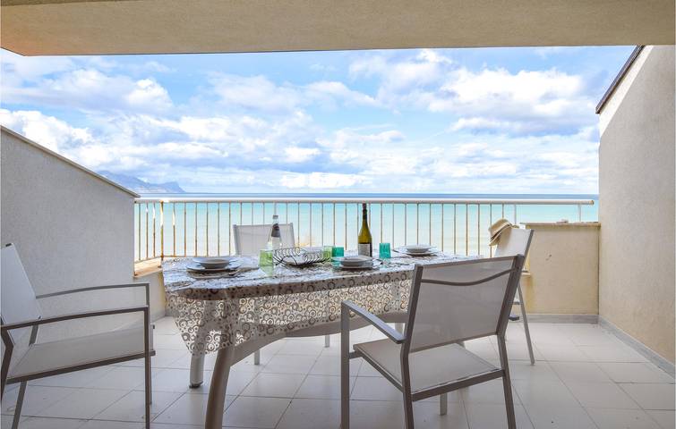 Entire holiday apartment, Sea View Apartment with Parking, Terrace & AC in Alcamo Marina, Alcamo