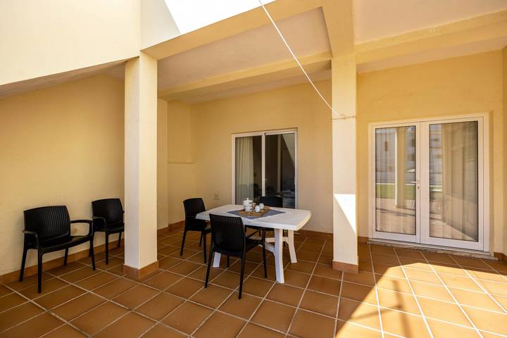 Apartamento inteiro, Apartamento Villas Brites nº1 com Piscina Partilhada, Jardim Partilhado, Terraço e Wi-Fi in Praia do Burgau, Budens