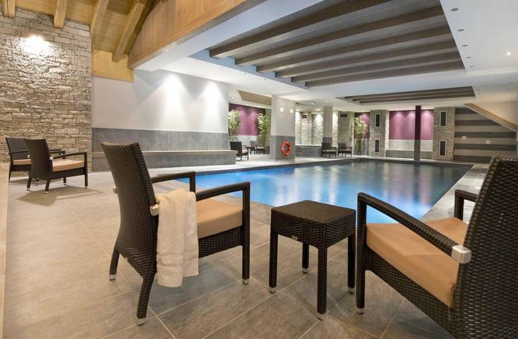 Appart’hôtel pour 4 personnes, avec piscine et sauna ainsi que jacuzzi et balcon