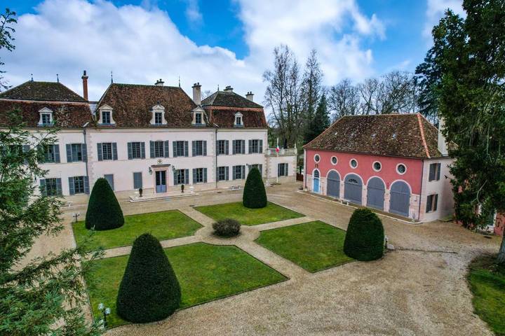 Gîte pour 2 personnes, avec Balcon et Terrasse ainsi que Jardin et Piscine à Quincey