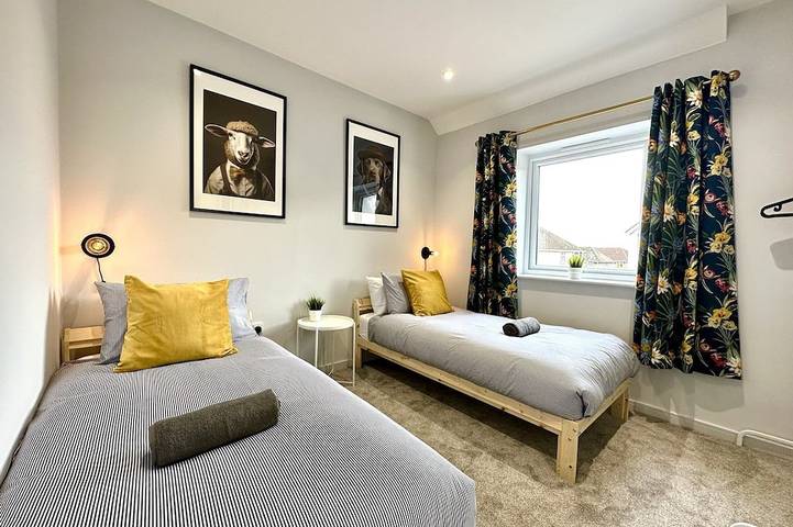 Brand New 3 Bedroom House -Sleeps 6 - Free Parking in Poole, Poole Harbour