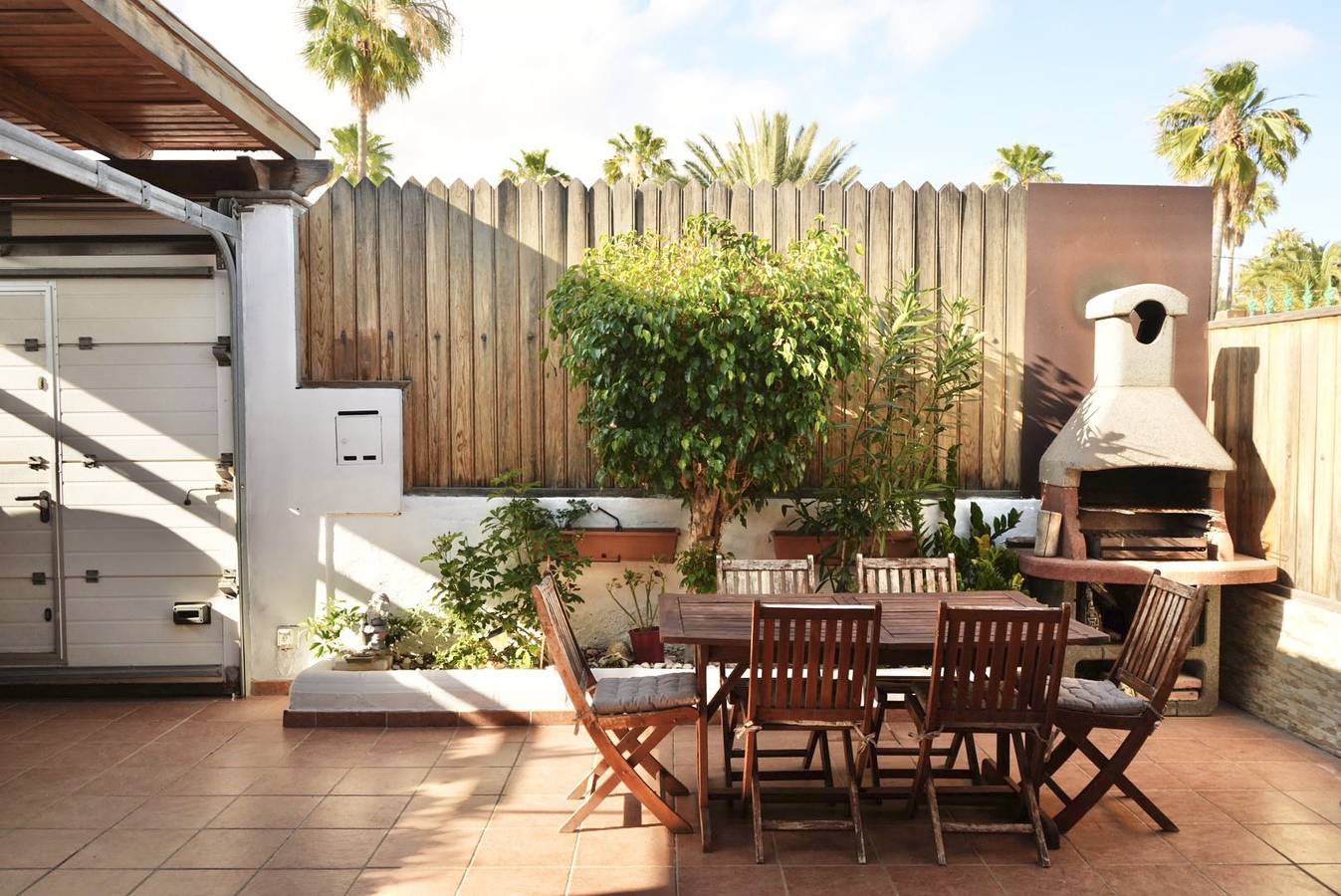 Entire apartment, Vacation 'Bungalow En Playa Del Inglés' with Shared Pool, Private Terrace and Wi-Fi in Maspalomas, San Bartolomé de Tirajana