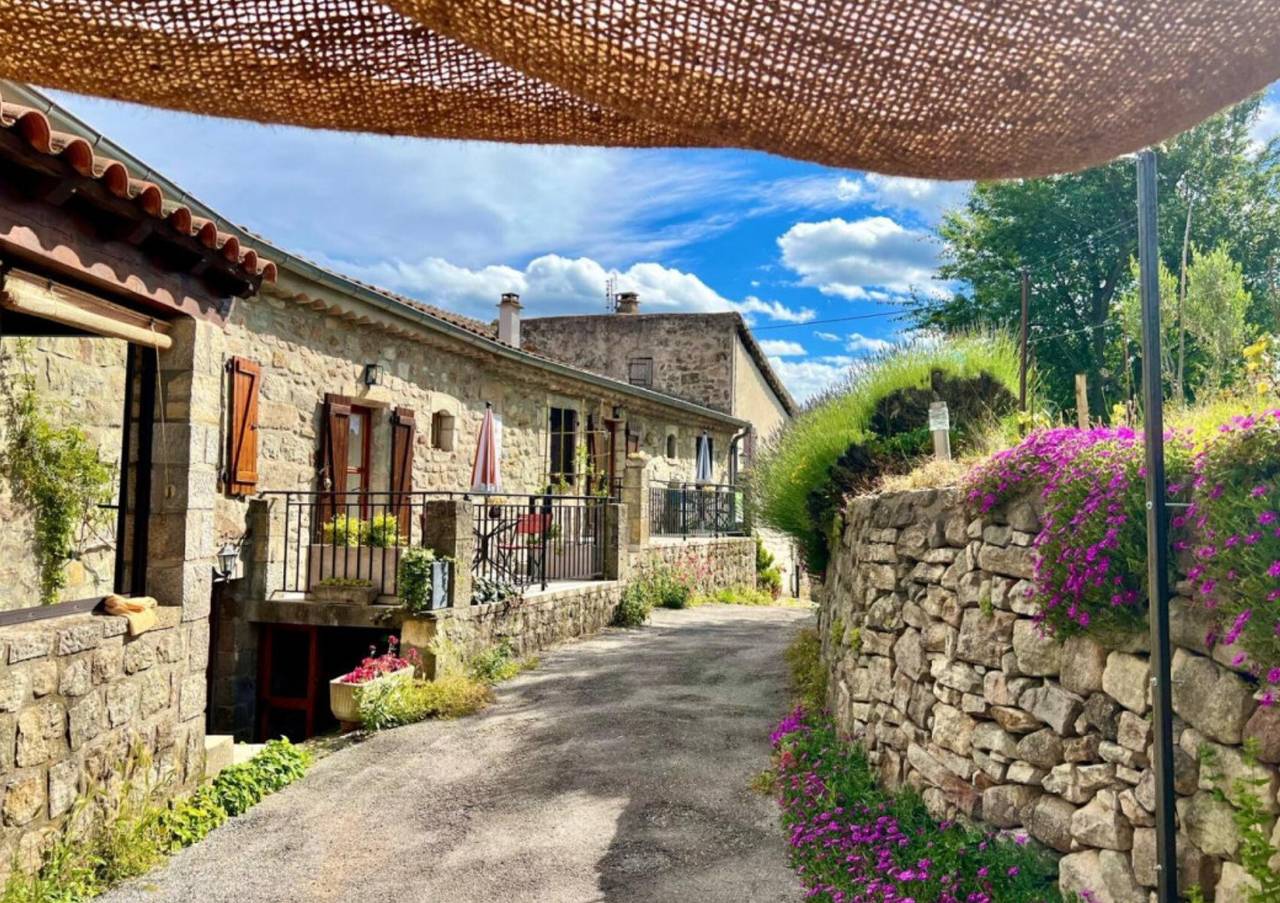 Gîte « La Cabane » avec jardin partagé et Wi-Fi in Chazeaux, Parc naturel régional des Monts d'Ardèche