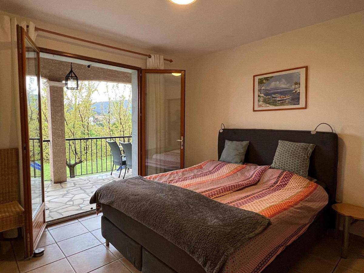 Villa near Carcassonne with Heated Pool in Félines-Minervois, Béziers und Umgebung