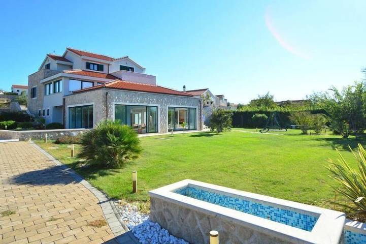 Villa for 10 people, with Balcony and Hot tub as well as Garden and Pool in Tisno