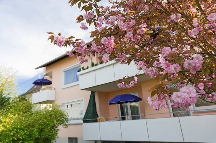 Ferienwohnung für 2 Personen, mit Balkon und Seeblick sowie Garten