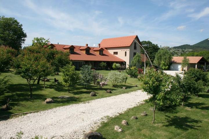Maison de campagne pour 2 personnes, avec terrasse et jardin dans Pilisvorosvar