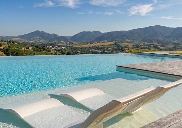 Casa vacanza per 2 persone, con Terrazza e Idromassaggio nonché Giardino e Piscina a Matelica