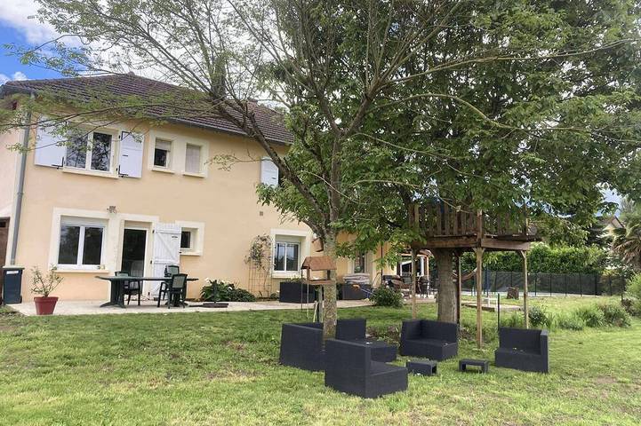 Location de vacances pour 12 personnes, avec jardin, animaux acceptés à Saint-Marcel (Saône-et-Loire)