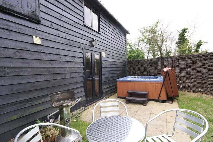 Cottage for 4 people, with hot tub and garden in Suffolk
