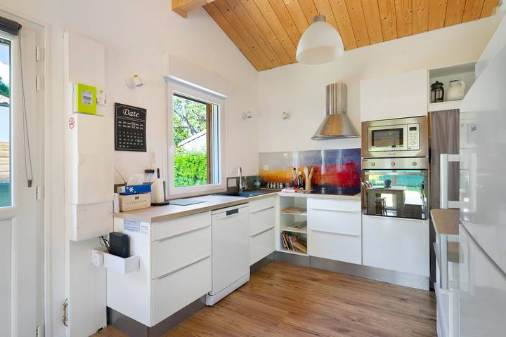 Casa de vacaciones de madera en el campo con terraza privada, Wi-Fi y aire acondicionado in Corme-Royal, Saintes region
