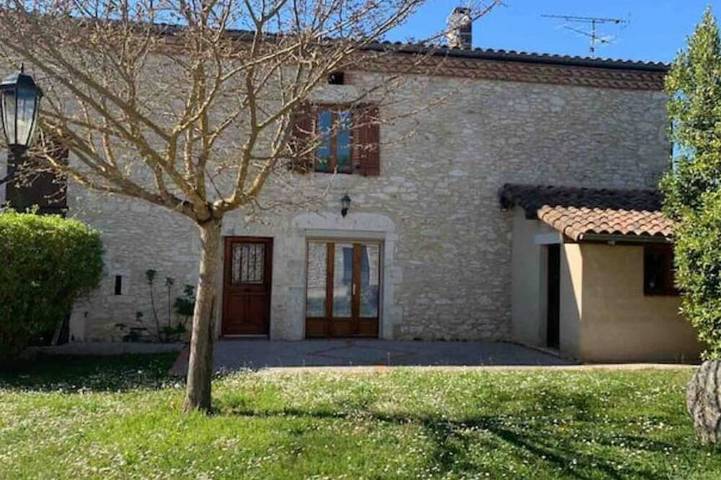 Location de vacances pour 6 personnes, avec jardin et terrasse à Taïx