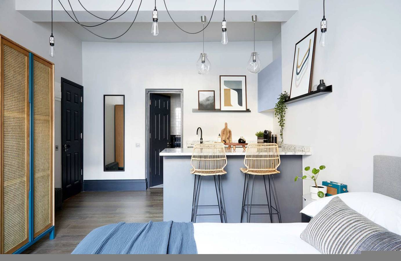 Entire studio, Contemporary Studio - minutes from Angel Tube St  in Islington, London