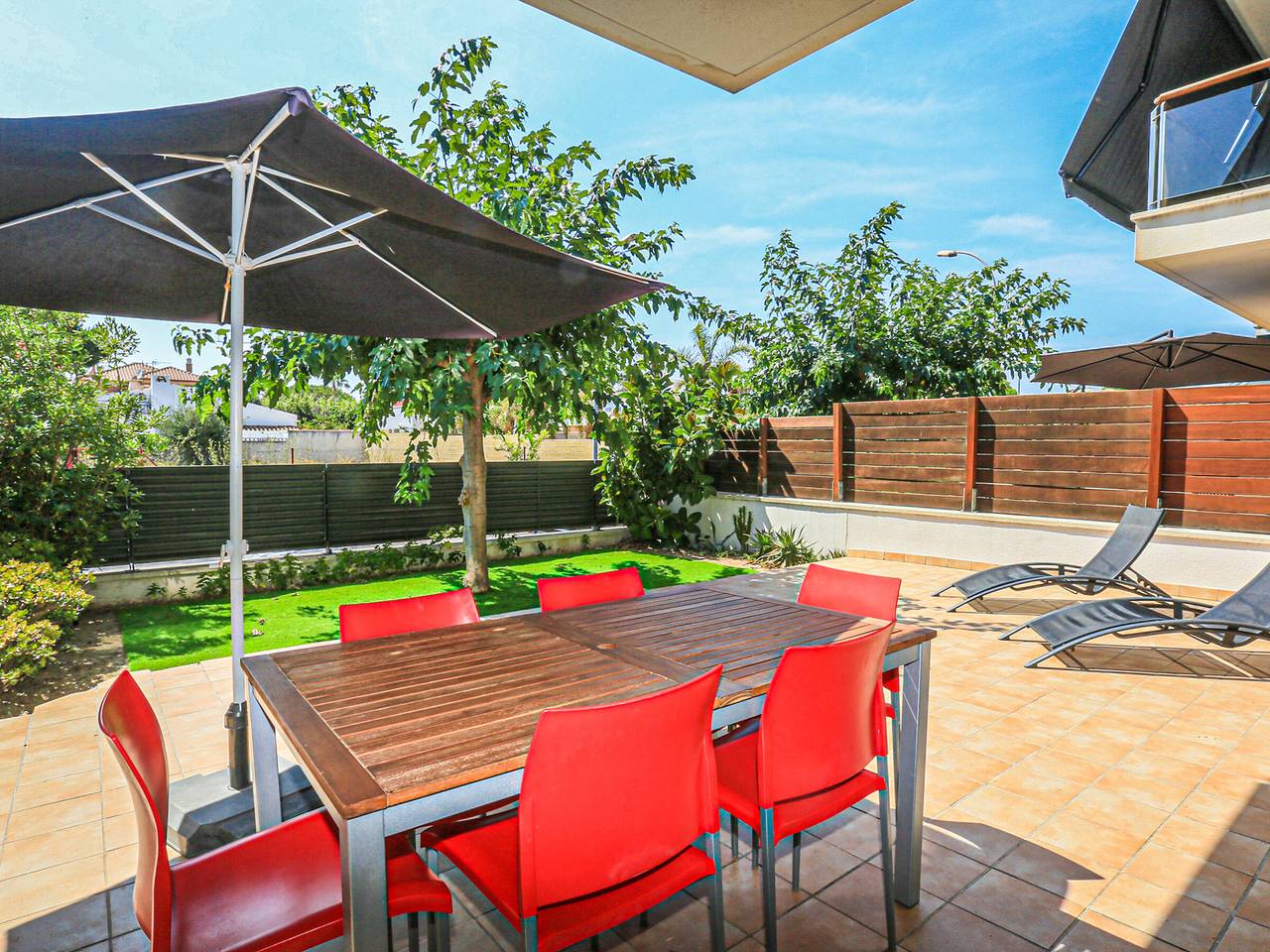 Entire apartment, Beachfront Apartment for 6 with Private Terrace, Garden & Pool Access in Cambrils, Costa Dorada