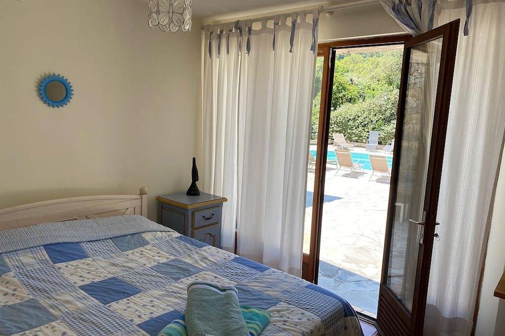 Bleu Azur villa, close to Esterel beaches, Cannes and Nice, and the pre-Alps.  in Seillans, Region de Draguignan