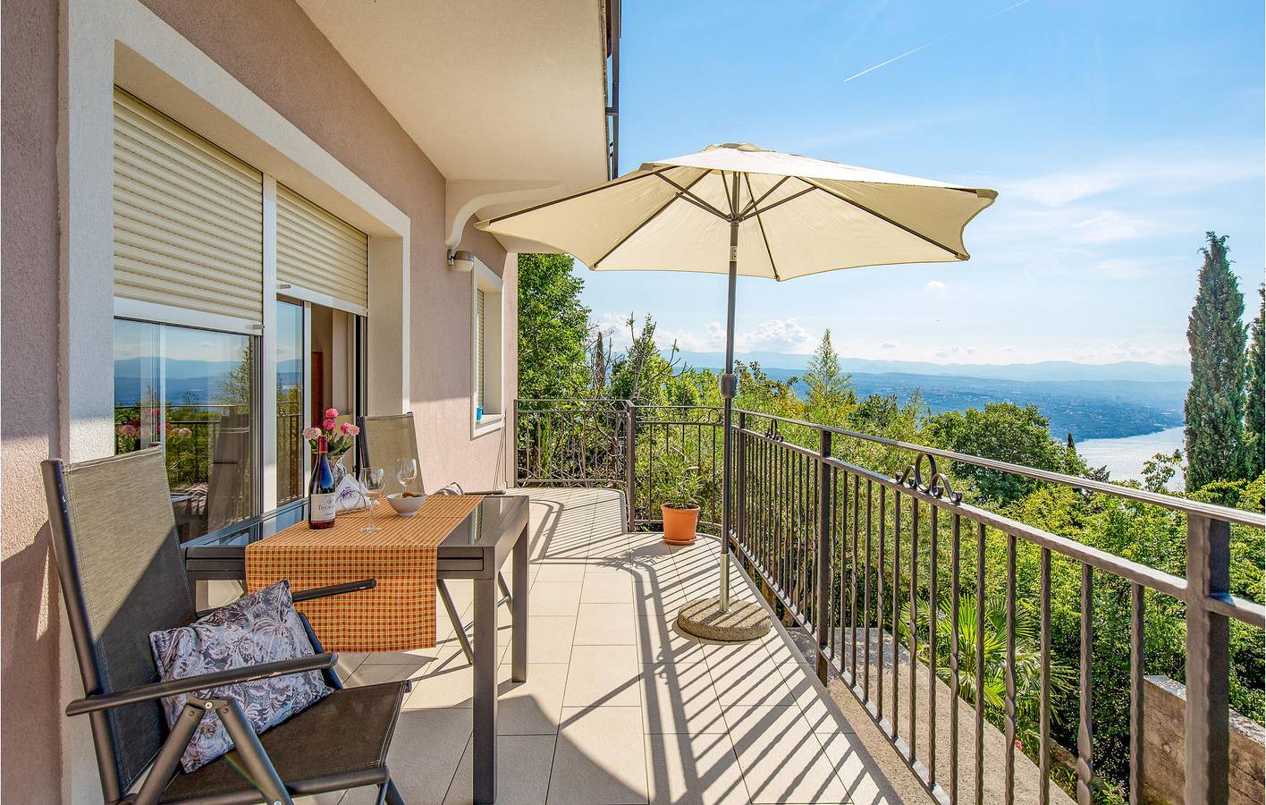 Apartamento vacacional entero, Amplio apartamento de 2 dormitorios con terraza cerca de los lugares de interés de Opatija in Općina Matulji, Opatija Riviera
