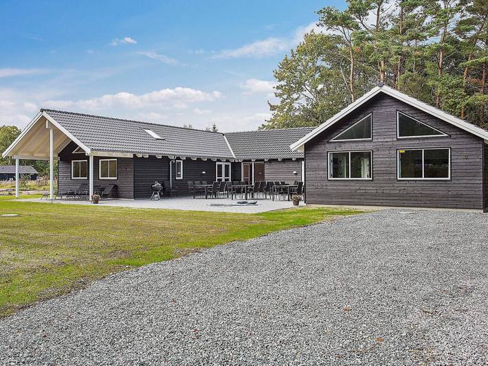 Ferienhaus für 24 Personen, mit Terrasse und Sauna sowie Whirlpool und Pool, kinderfreundlich - 1
