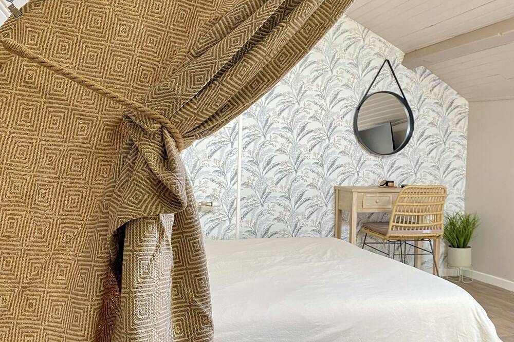 Entire apartment, Medieval Room 17 in Semur-en-Auxois, Montbard region