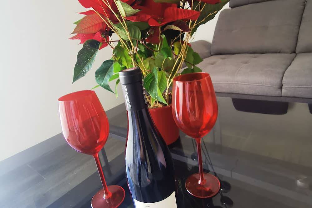 Entire apartment, Small Apartment With Mezzanine Costiere De Nimes in Aubord, Nimes region